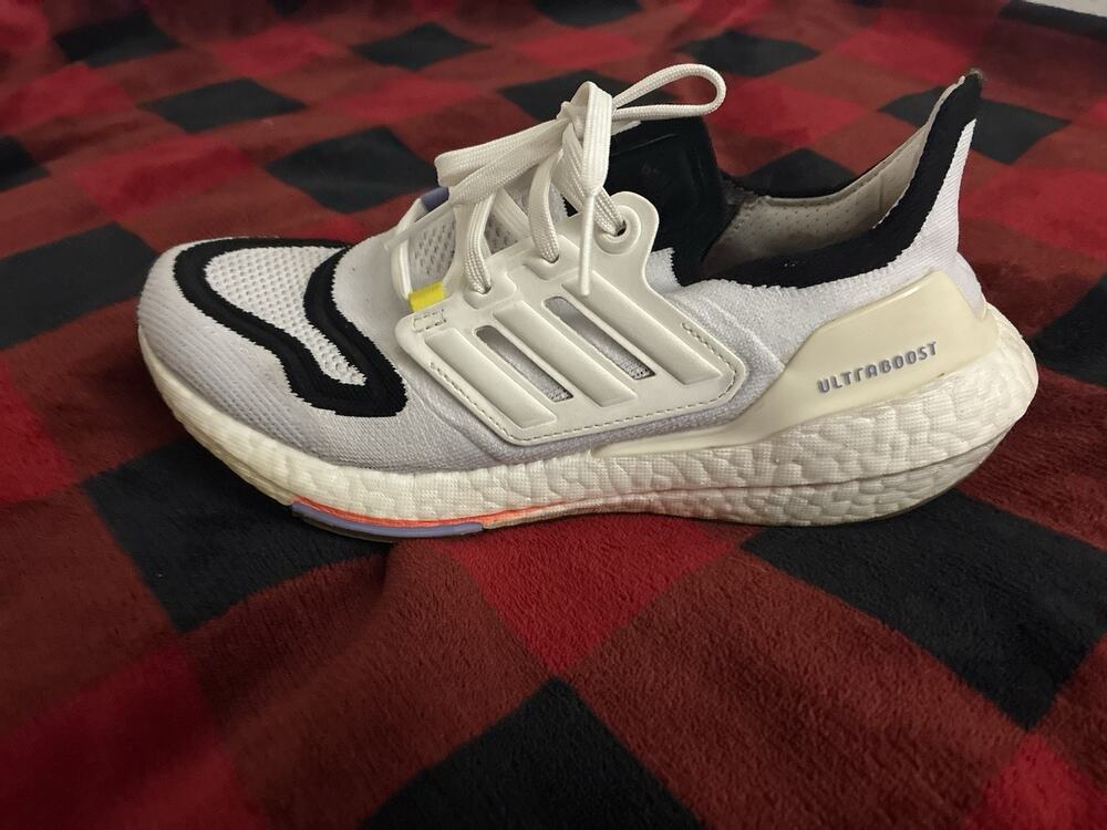 Adidas Women’s UltraBoost 22 running shoes mesh white/black GX8017 Size 7